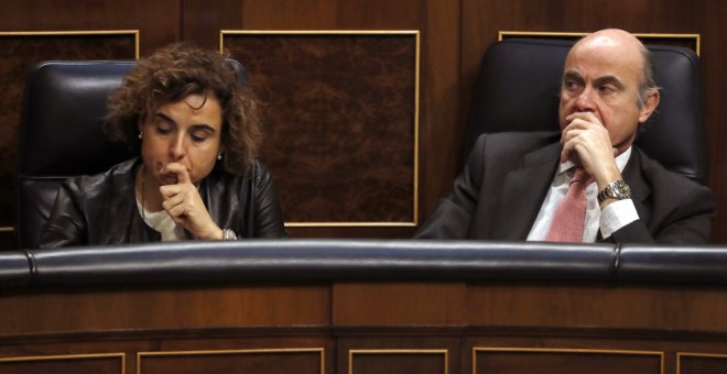 El ministro de Economía, Luis de Guindos, junto a la ministra de Sanidad, Dolors Montserrat, durante la sesión de control al Gobierno en el Congreso de los Diputados. EFE/Sergio Barrenechea