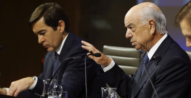 El presidente del BBVA, Francisco González , y el consejero delegado, Carlos Torres, durante la presentación de los resultados de la entidad en 2016. EFE/Paco Campos