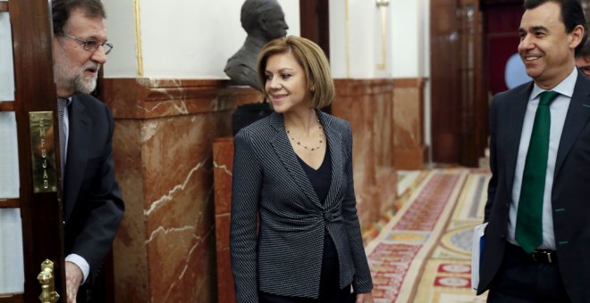 El presidente del Gobierno, Mariano Rajoy, la ministra de Defensa, María Dolores de Cospedal, y el vicesecretario de Organización del PP, Fernando Martínez-Maillo, conversan en los pasillos del Congreso de los Diputados. EFE/Chema Moya