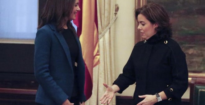 La vicepresidenta del Gobierno, Soraya Sáenz de Santamaría  y la líder de Ciudadanos en Catalunya, Inés Arrimadas, al inicio de la reunión que han mantenido en la zona de Gobierno del Congreso de los Diputados, en Madrid. EFE/Javier Lizón