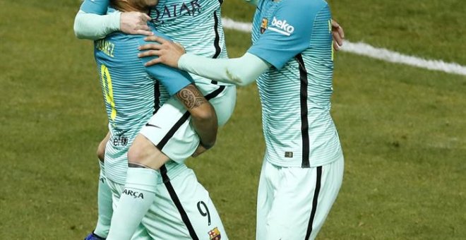 Leo Messi celebra su gol con Luis Suárez y André Gomes. - EFE