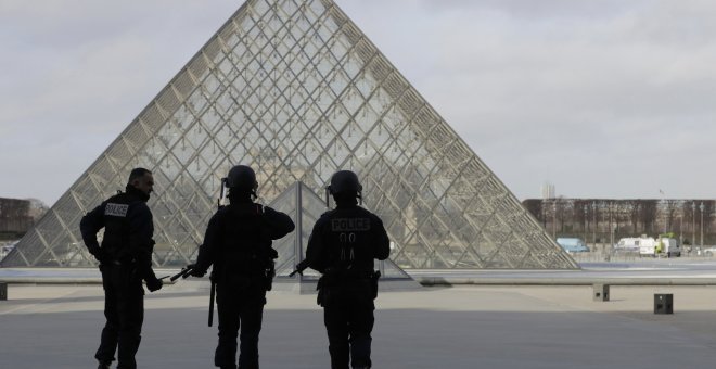 La zona del Louvre ha sido evacuada después del ataque / REUTERS