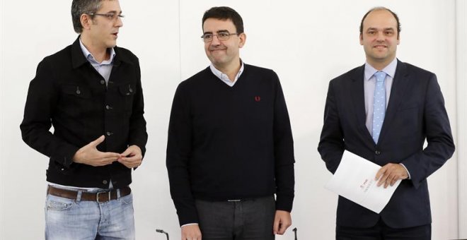 El portavoz de la Comisión Gestora, Mario Jiménez (c), y los coordinadores del área Política y Económica de la Ponencia marco, Eduardo Madina (i) y José Carlos Díez (d), durante el encuentro que han mantenido con los medios de comunicación para abordar as