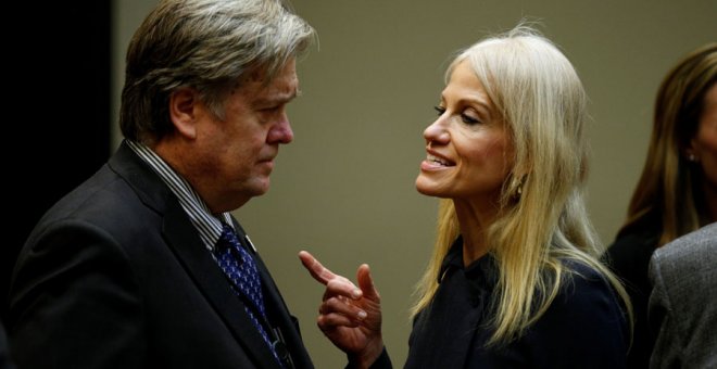 Kellyanne Conway habla con Steve Bannon en la Casa Blanca hace unos días. REUTERS/Kevin Lamarque