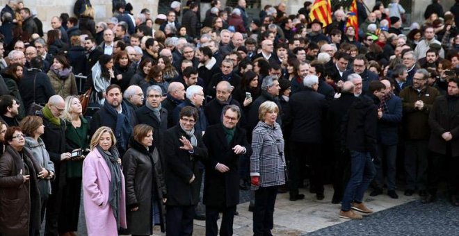 El presidente de la Generalitat, Carles Puigdemont, y la presidenta del Parlamento, Carme Forcadell (2i), posan junto al expresidente Artur Mas (2d); la exvicepresidenta Joana Ortega y la exconsellera Irene Rigau, a las puertas de la Generalitat. | EFE