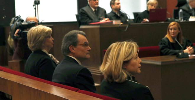 El expresidente catalán Artur Mas, junto a las exconselleras Joana Ortega (i) e Irene Rigau (d), en la sala del Tribunal Superior de Justicia de Cataluña donde son juzgados por la consulta del 9-N. EFE/Alberto Estévez