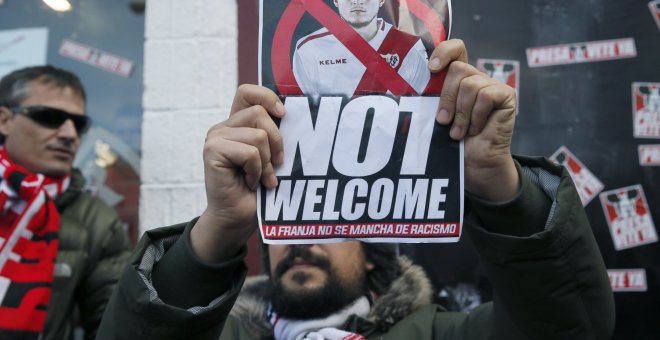 Un momento de la concentración llevada a cabo a las puertas del estadio de Vallecas, en protesta por la cesión del jugador ucraniano Roman Zozulya hasta final de temporada desde el Betis, al que acusan de tener ideología neonazi. EFE/MARISCAL