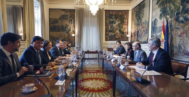 La vicepresidenta del Gobierno y ministra para las Administraciones Territoriales, Soraya Sáenz de Santamaría (3d), y el ministro de Hacienda, Cristóbal Montoro (2d) durante la reunión que han mantenido con con el presidente, Abel Caballero (4i) y repres