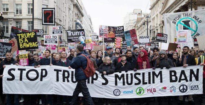 Manifestantes británicos en contra de la ley de inmigración de Trump. EFE/EPA/Hayoung Jeon