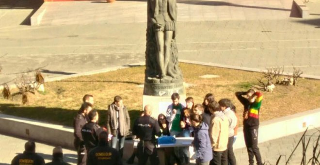 Tres agentes de la Policía Nacional se dirigen a los estudiantes en el campus de la URJC. | (ASOCIACIÓN DE PERIODISMO ECO)