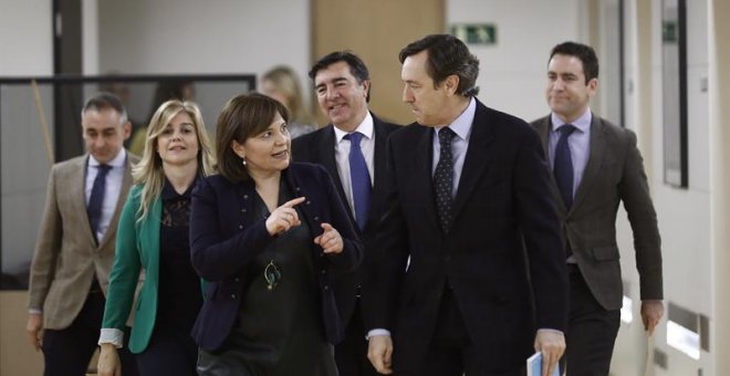 La presidenta del PP en la Comunidad Valenciana, Isabel Bonig (i), conversa con el portavoz del PP en el Congreso, Rafael Hernando (d), tras el Consejo de Dirección del grupo parlamentario popular en el Congreso. EFE/Emilio Naranjo