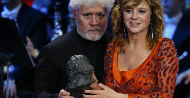 Pedro Almodóvar junto a Emma Suárez en los Goya.