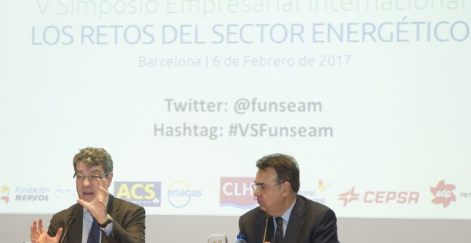 El ministro de Energía, Álvaro Nadal, junto al presidente de Enagás, Antonio Llardén, durante la inauguración de un simposio con empresas del sector. EFE/Marta Pérez