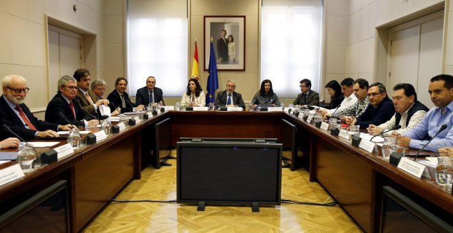 Reunión en el Ministerio de Fomento con los sindicatos de estibadores. En el centro de la imagen, el secretario de Estado de Infraestructuras, Julio Gómez-Pomar. E.P.