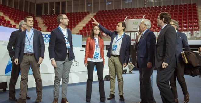 Los dirigentes del Partido Popular Pablo Casado, Javier Maroto, Andrea Levy, Fernando Martínez-Maillo y Javier Arenas, durante la visita a la Caja Mágica, donde se celebra el XVIII Congreso Nacional de PP . EFE/Fernando Villar