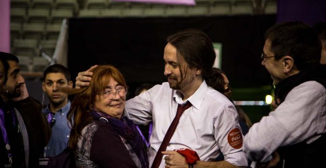 Pablo Iglesias dedica un gesto de cariño a su madre ante la mirada de Juan Carlos Monedero. | JAIRO VARGAS