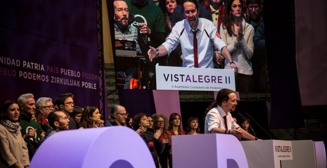 El líder de Podemos, Pablo Iglesias, en el escenario tras la proclamación de los resultados de las votaciones de la Asamblea Ciudadana Estatal de Vistalegre II. JAIRO VARGAS