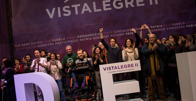 Los miembros del Consejo Ciudadano de Podemos (entre ellos, Pablo Iglesias, Irene Montero, Diego Cañamero, Pablo Echenique, Sofía Fernández, Iñigo Errejón, Clara Serra, Vicenç navarro), en el escenario tras la proclamación de los resultados de las votacio