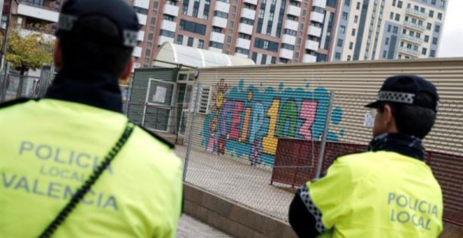 Dos agentes de la Policía Local a las puertas del centro.- EFE