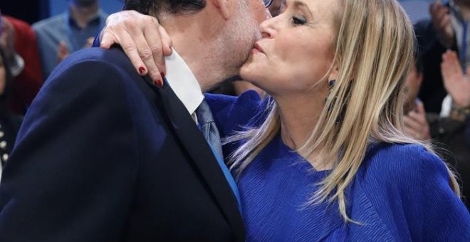 El presidente del Gobierno y del PP, Mariano Rajoy, felicita a la anfitriona del Congreso y presidenta de la Gestora del PP de Madrid, Cristina Cifuentes. EFE