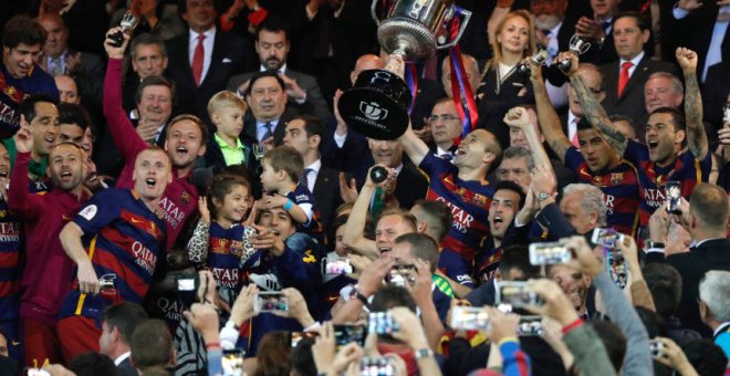 Los jugadores del FC Barcelona celebran su triunfo en la final de la Copa del Rey 2016 frente al Sevilla FC. EFE