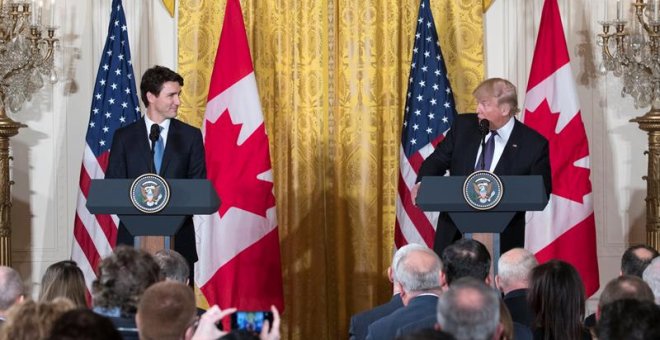 El presidente de Estados Unidos Donald Trump participa en una rueda de prensa junto al primer ministro de Canadá Justin Trudeau. EFE/SHAWN THEW