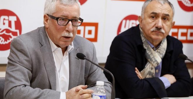 Los secretarios generales de CCOO, Ignacio Fernández Toxo,iz., y de UGT, Pepe Álvarez, durante la rueda de prensa que ofrecieron hoy en la sede de CC.OO en la que presentaron las movilizaciones previstas ante la situación económica y social y el estancam