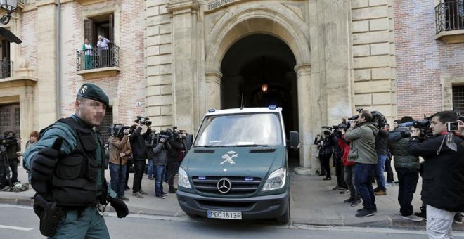 Un furgón de la Guardia Civil ha iniciado el traslado a la cárcel de Picassent (Valencia) desde el Palacio de Justicia de Valencia de los cabecillas de la trama Gürtel Francisco Correa, Pablo Crespo y Álvaro Pérez. EFE/Manuel Bruque