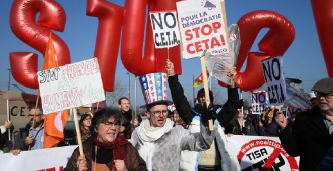 Manifestantes durante las protestas en Estrasburgo en contra del acuerdo entre la UE y Canadá (CETA), Francia / AFP