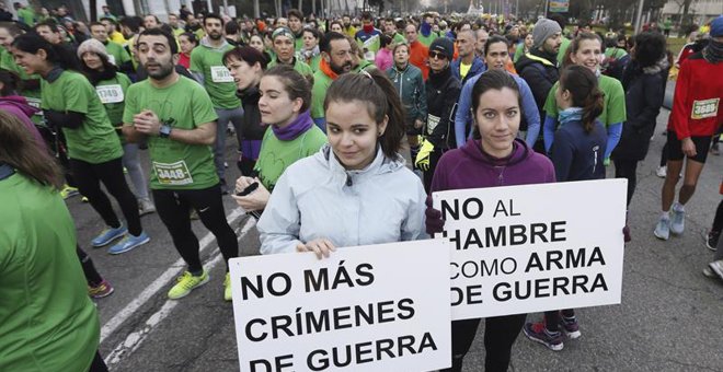 Un gran número de participantes, momentos antes de tomar la salida, en las inmediaciones de la Plaza de Cibeles, de la segunda edición de #CorrePorSiria. EFE/Fernando Alvarado