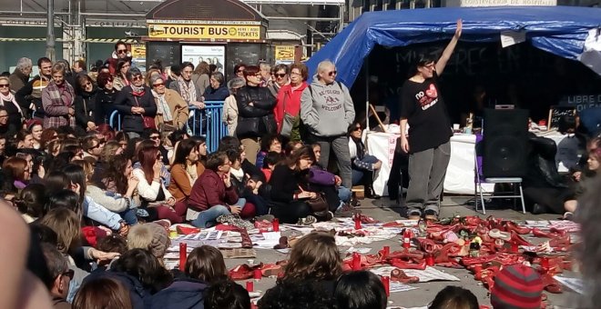 Pamela Palenciano, representando 'No solo duelen los golpes' en la Puerta del Sol / PÚBLICO