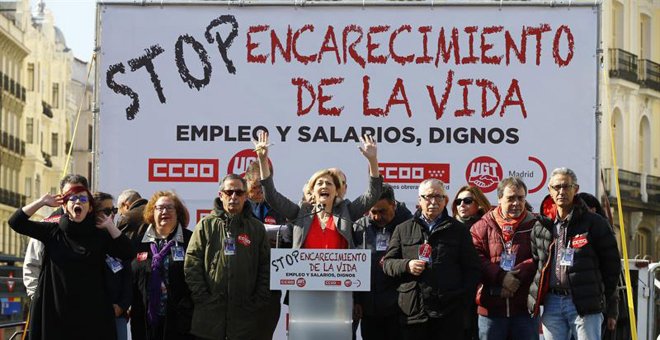 La actriz Azucena de la Fuente, junto al secretario general de CC.OO, Ignacio Fernández Toxo, durante la lectura de un manifiesto en la Puerta del Sol, al término de la manifestación convocada por CCOO y UGT en Madrid. EFE/J.P. Gandul