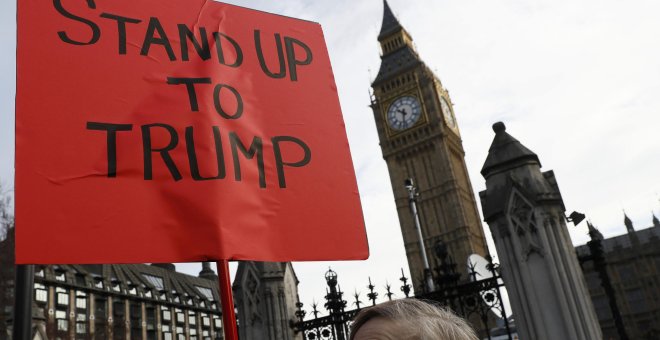 Pancarta contra Trump junto a la sede parlamentaria en Londres. - REUTERS