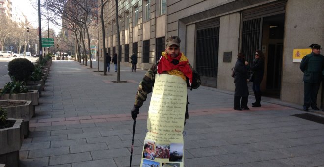 Francisco Javier Fontao, en huelga de hambre frente al Ministerio de Defensa.