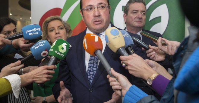 El presidente de la Región de Murcia, Pedro Antonio Sánchez, acompañado por la consejera de Agricultura, Adela Martínez Cachá, y el presidente de Apoexpa, Joaquín Gómez, atiende a la prensa. EFE/Marcial Guillén