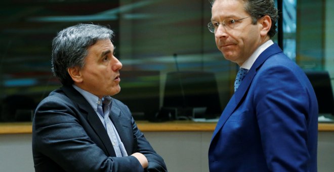 El ministro griego de finanzas, Euclid Tsakalotos, conversa con su homólogo holandés y presidente del Eurogrupo, Jeroen Dijsselbloem, antes del comienzo de la reunión de los ministros de la zona del euro en Bruselas. REUTERS/Francois Lenoir