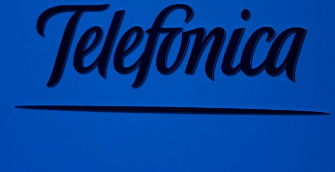 El logo de Telefónica  en un cartel durante su última junta de accionistas en Madrid. REUTERS/Sergio Perez