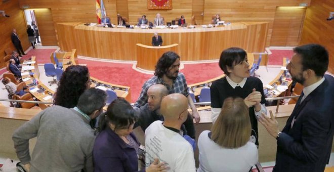 Los diputados de En Marea, Luís Villares (4, izq) y Antón Sánchez, (5, izq) y la portavoz del BNG, Ana Pontón (7, izq), saludan en la tribuna de público a los representantes de una asociación de víctimas del Alvia. | LAVANDEIRA JR. (EFE)