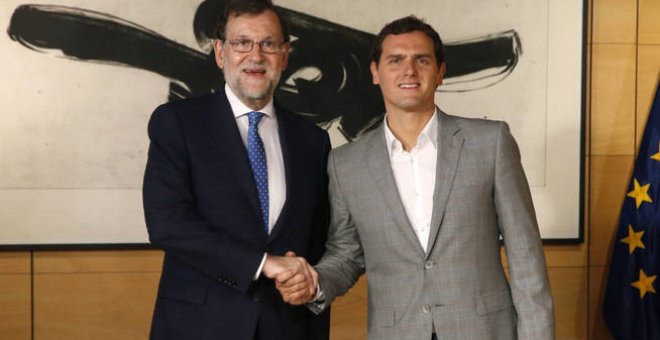 El presidente del Gobierno y del PP, Mariano Rajoy, y el líder de Ciudadanos, Albert Rivera, tras una de sus reuniones del pacto de investidura. Archivo EFE