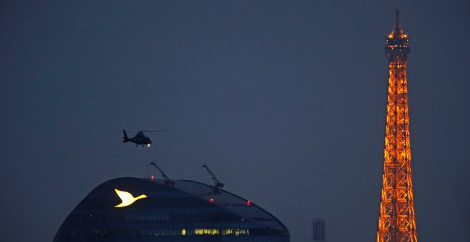 El logo de la cadena AccorHotels en su sede en el barrio parisino de Issy-les-Moulineaux, con la Torre Eiffel al fondo. REUTERS/Christian Hartmann