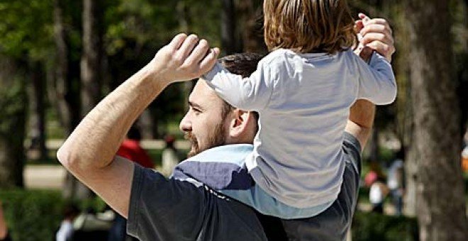 Un padre con su hijo en el parque / EFE