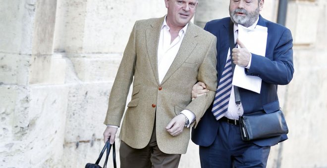 El 'número dos' de la trama Gürtel, Pablo Crespo y su abogado Miguel Durán, entrando a la Audiencia Nacional. EFE