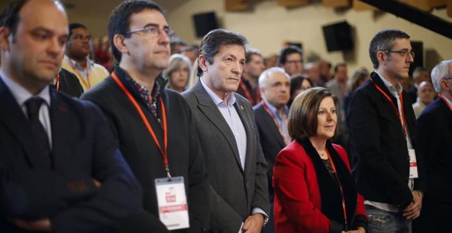 El presidente de la gestora socialista, Javier Fernández (c), ha inaugurado hoy un foro económico para debatir las propuestas que incluirá en la ponencia marco que deberá aprobar el 39 Congreso Federal a mediados de junio. EFE/Paco Campos