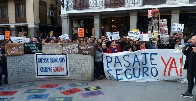 Centenares de personas se reúnen frente al Ministerio de Asuntos Exteriores en Madrid. PÚBLICO