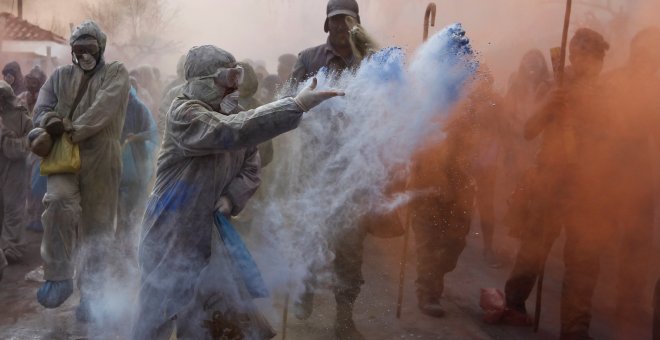 Miles de griegos celebran en la ciudada portuaria de Galaxidi la 'Guerra de la harina de colores'. Este 'lunes de ceniza' pone fin al Carnaval y da paso a la Cuaresma. REUTERS/Alkis Konstantinidis