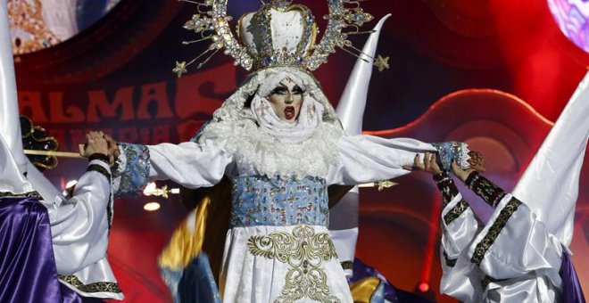 Drag Sethlas, con la fantasía "¡Mi cielo yo no hago milagros. Que sea lo que Dios quiera", ha ganado el concurso Drag del Carnaval de la Eterna Primavera, esta noche en el Parque de Santa Catalina de Las Palmas de Gran Canaria. EFE/Elvira Urquijo