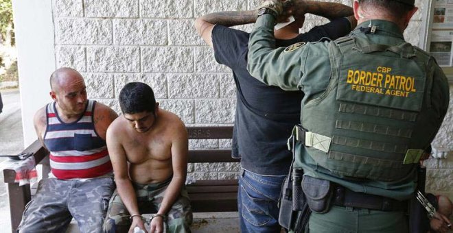 Agentes de la Patrulla Fronteriza de Estados Unidos (USBP) detienen a varios inmigrates tras cruzar el Río Grande cerca de McAllen en Texas. | LARRY W. SMITH (EFE)