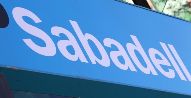 Logo del Banco Sabadell en una sucursal de la entidad en Madrid. E.P.