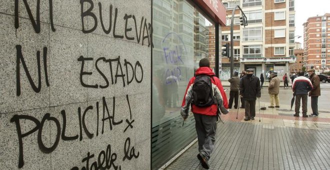 Una pintada en el barrio de Gamonal, contra el bulevar y la actuación de la policía. / Santi Otero (Efe)