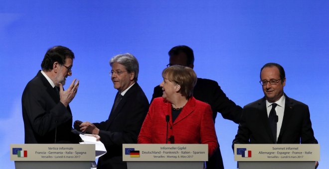 El presidente Francés, Francois Hollande, junto a la cánciller alemana Angela Merkel y el presidente español Mariano Rajoy y el primer ministro italiano Paolo Gentiloni en la cumbre de la UE celebrada en Versalles, Francia.REUTERS/Philippe Wojazer